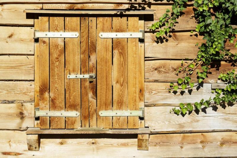 Entretenir des volets battants en bois demande un savoir-faire pr&eacute;cis &agrave; Pontarlier